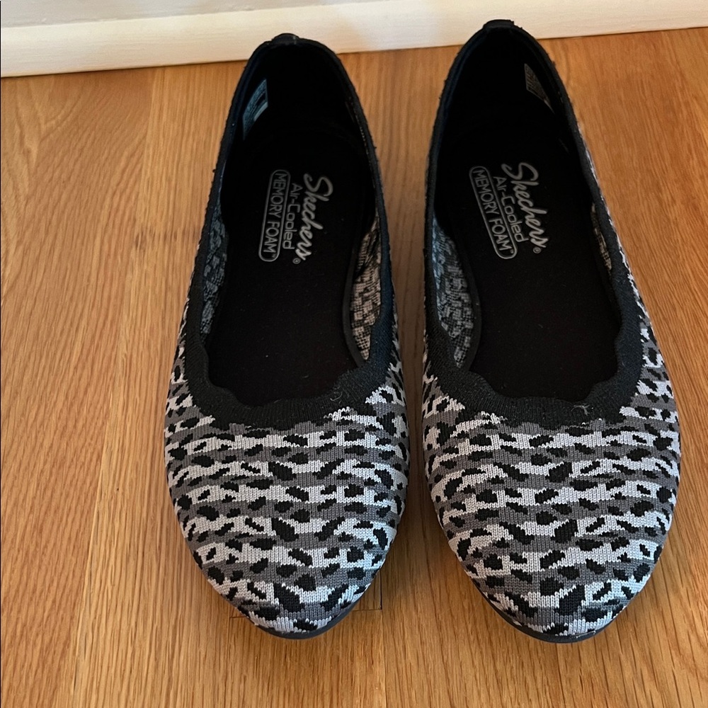 Skechers Women's Black & Gray Knit Slip-On Flats Sz 11